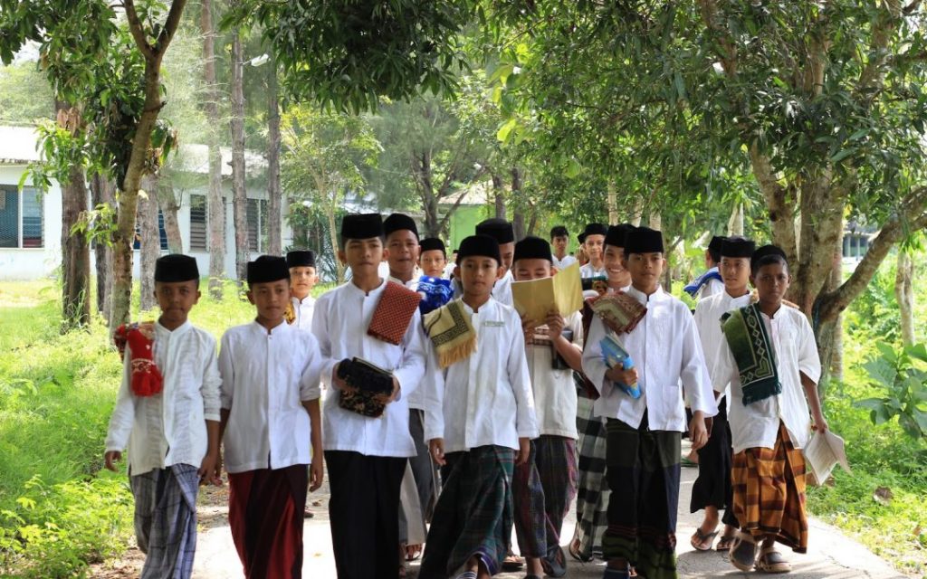 pesantren, pendidikan islam, anak santri, manfaat pesantren, alasan masuk pesantren, pendidikan karakter, akhlak anak, pendidikan agama, mondok, generasi islami, orang tua muslim, tahfidz, kehidupan santri