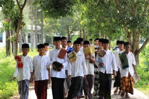 pesantren, pendidikan islam, anak santri, manfaat pesantren, alasan masuk pesantren, pendidikan karakter, akhlak anak, pendidikan agama, mondok, generasi islami, orang tua muslim, tahfidz, kehidupan santri