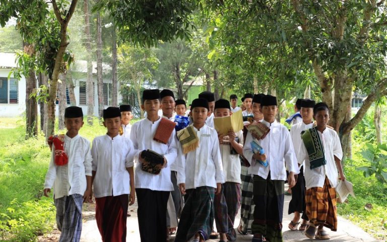 pesantren, pendidikan islam, anak santri, manfaat pesantren, alasan masuk pesantren, pendidikan karakter, akhlak anak, pendidikan agama, mondok, generasi islami, orang tua muslim, tahfidz, kehidupan santri